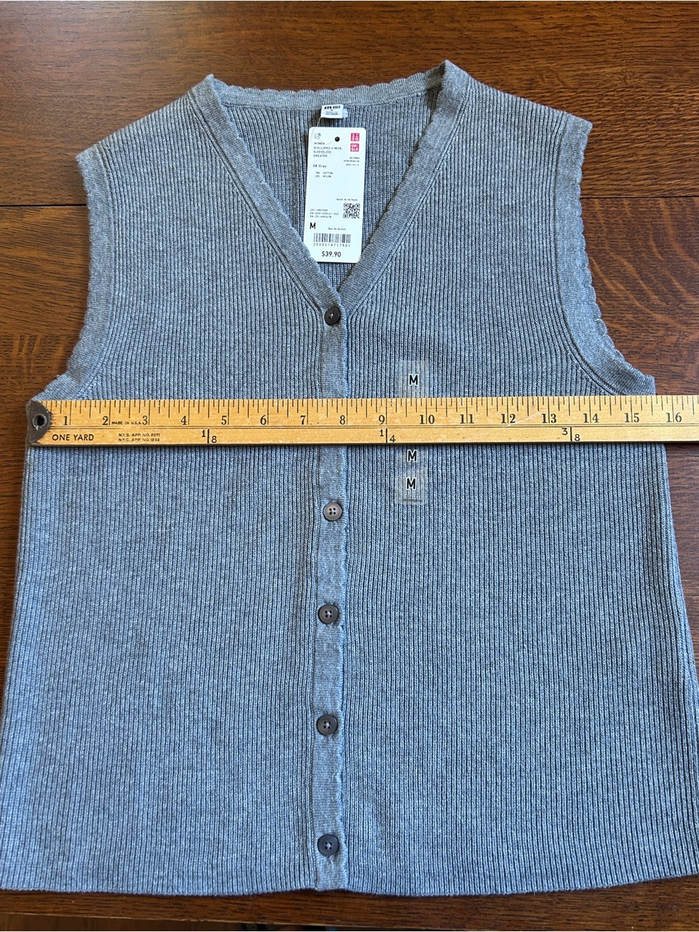 Uniqlo Gray Scalloped V-neck Sweater Vest Small NWT - Picture 5 of 10